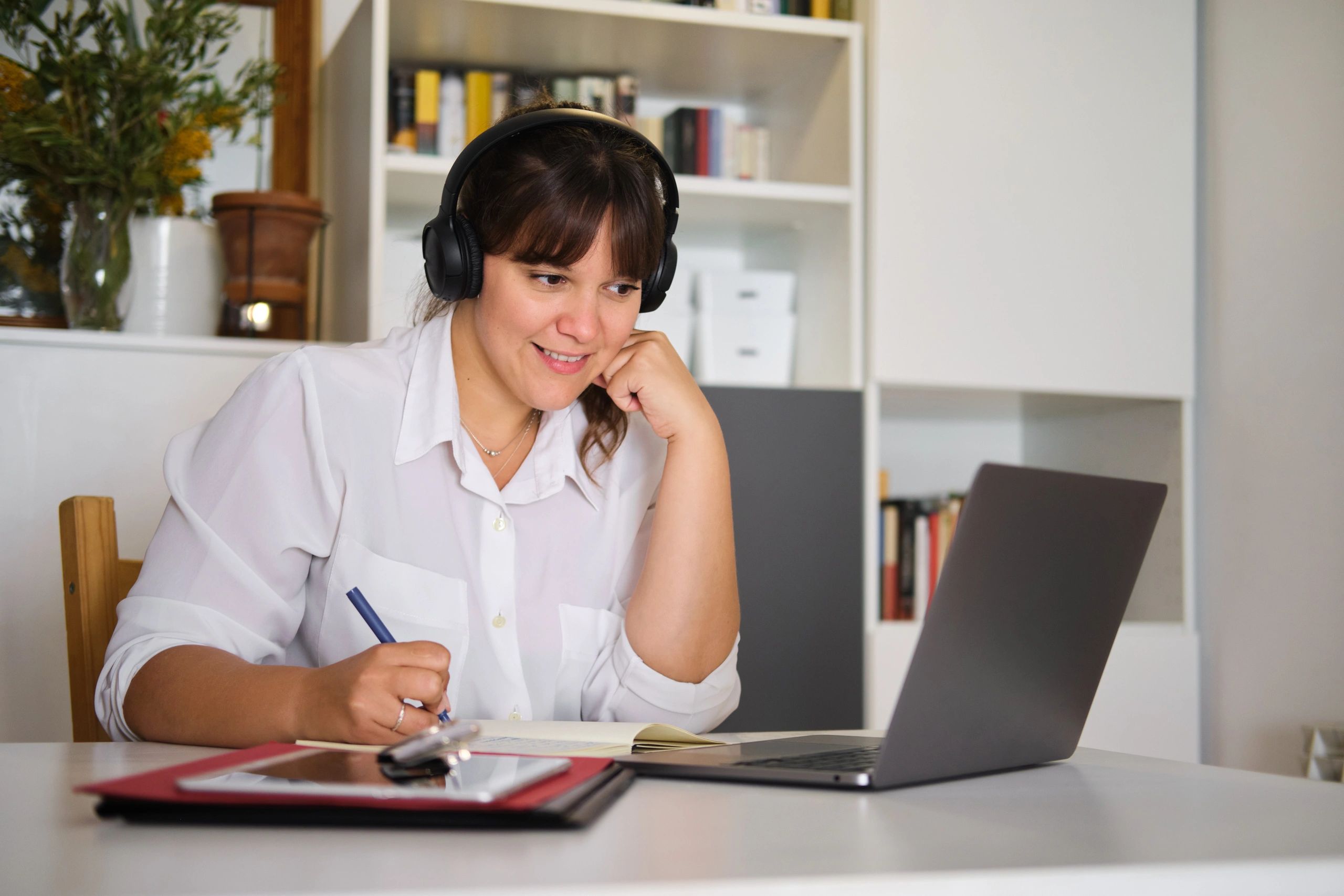 Profesional tomando un curso en línea desde su laptop