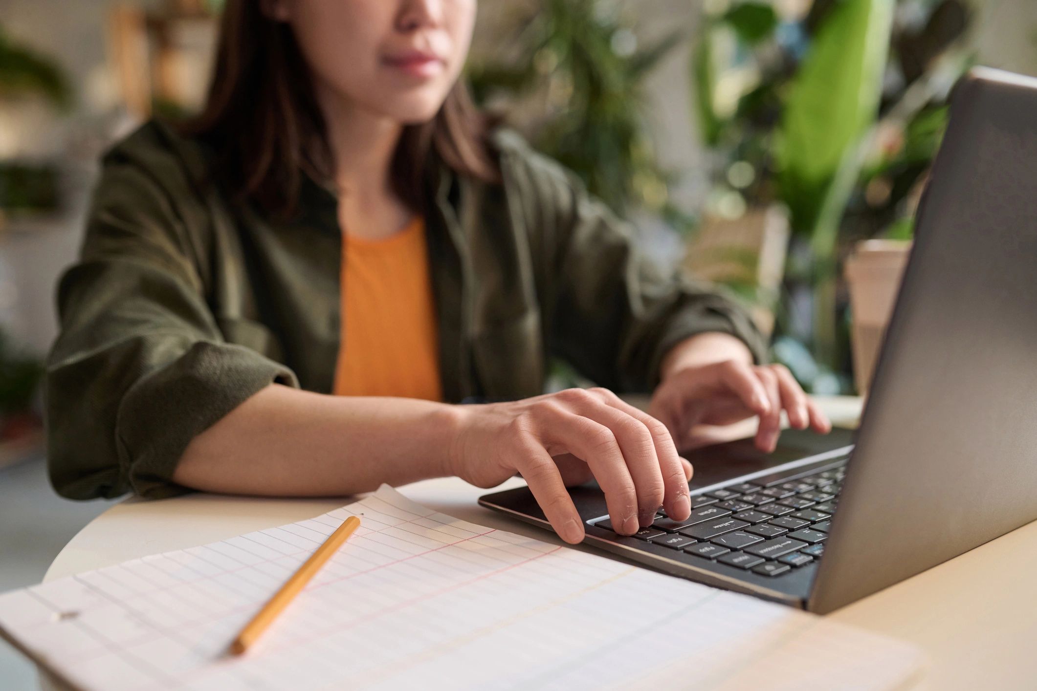 Persona trabajando y aprendiendo con laptop en entorno profesional